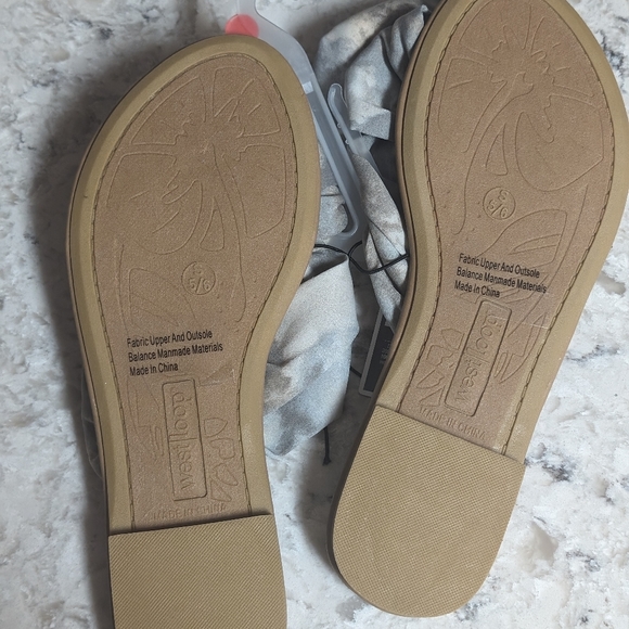 Bow Sandals size small (5/6) - Picture 2 of 3